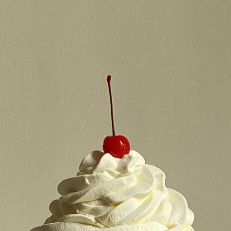 Ice Cream Sundae Aesthetic, Sundae Aesthetic, Chantilly Chocolate, Cream Chantilly, Peanut Ice Cream, Aesthetic Ice Cream, Fancy Ice Cream, Chamberlain Coffee, Spring Social