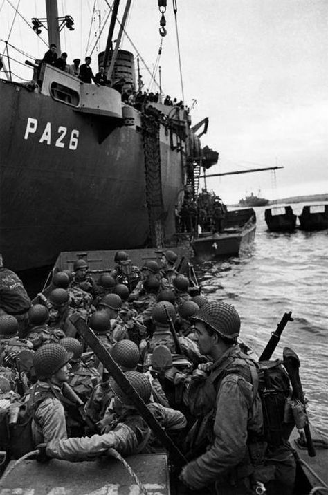 Allied troops in landing craft boarding ships on their way to the beach landings of Normandy on the eve of D-Day in the harbor of Weymouth, England - 5 June 1944 Weymouth England, D Day Normandy, Weymouth Dorset, Landing Craft, Fukushima, Nagasaki, Historical Events, Hiroshima, D Day