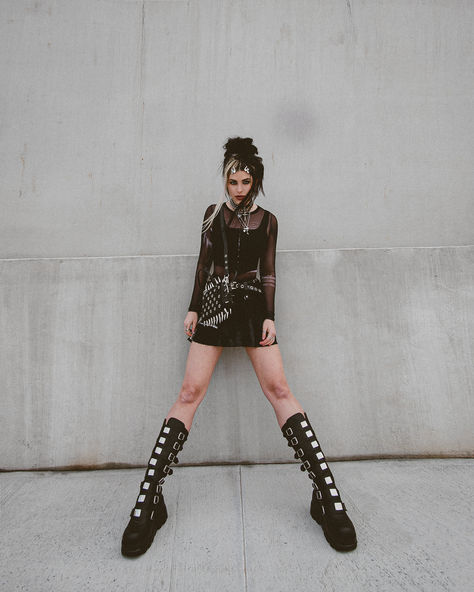 Indiefoxx Photoshoot Ideas Dark, Grunge Photoshoot Ideas, Grungy Photoshoot, Gothic Photoshoot Ideas, Alt Photoshoot, Style Photoshoot Ideas, Punk Poses, Photoshoot Grunge, Gothic Photoshoot