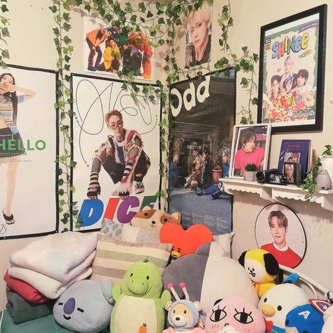 Kpop room kpop bed aesthetic maximalist room clutter core bts shinee armywol shawol army kpop multi room Kpop Display, Clutter Core, Maximalist Room, Bed Aesthetic, Room Clutter, Cottagecore Room, Army Room Decor, Army Room, Kpop Room