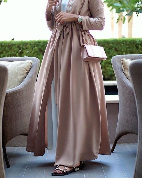 Islamic Fashion Dresses, Hijab Designs, Muslim Outfits Casual, Muslim Women Fashion, Mode Abaya, Muslim Fashion Hijab, Modesty Fashion, Muslim Fashion Dress, Muslim Outfits