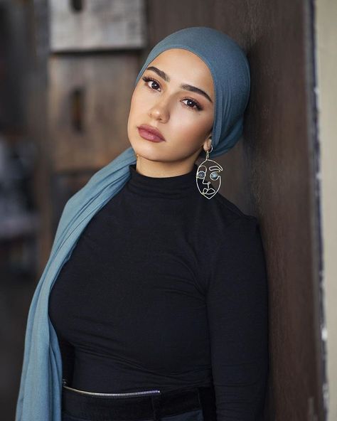 all new everything. @indoanisa in Dusk Modal. @sarahkrickphotography #allneweverything #hijabstyle #hijabinspiration #headwrapstyles… Turban Mode, Jersey Hijab Scarfs, Arab Scarf, Jersey Scarf, Head Wrap Styles, Jersey Hijab, Mode Turban, Head Scarves, Head Scarf Styles