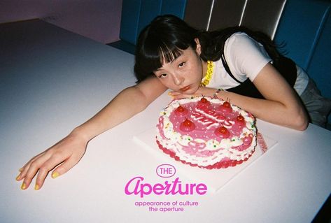 Person Eating Cake Reference, Eating Cake Reference, Eating Cake Pose Reference, Eating Cake Pose, Serena Motola, 사진 촬영 포즈, Photoshoot Idea, Photoshoot Concept, Pose Reference Photo