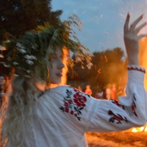 Slavic Paganism, Slavic Folklore, Slavic Mythology, Ethno Style, Russian Culture, Photography People, Season Of The Witch, Beltane, Witch Aesthetic