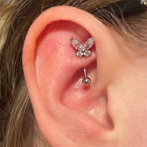 Bar Piercing Ear, Rock Piercing, Piercing Eyebrow, Piercing Daith, Piercing Bar, Cool Ear Piercings, Pretty Ear Piercings, Cool Piercings, Cute Piercings