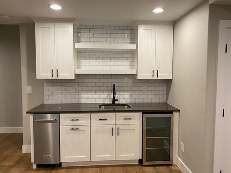 Basement Half Kitchen Ideas, Half Kitchen, Adu Kitchen, Small Basement Kitchen, Basement Entertainment, Wet Bar Basement, Kitchenette Design, Basement Wet Bar, No Upper Cabinets