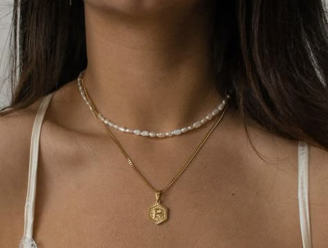 Minimal Layered Necklace, Pearl Chocker Outfit, Pearl Necklace Combo, Gold Assesories Outfit, Necklace Combinations Gold, Casual Pearl Necklace, Pearl And Gold Necklace Layering, Layering Pearl Necklaces, Gold Necklace Combo