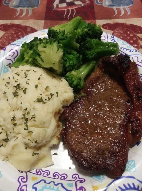 Steak Mashed Potatoes Broccoli, Steak And Mashed Potatoes Aesthetic, Mashed Potatoes Aesthetic, Bill X Frank, Mashed Potatoes And Broccoli, Steak And Mashed Potatoes, Potatoes And Broccoli, Steak And Broccoli, Plats Ramadan