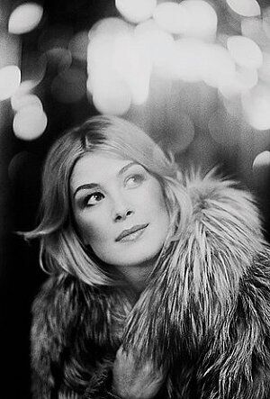 Cold Beauty Rosamund Pike list Rosamond Pike, Rosemund Pike, Jeanne Moreau, Rosamund Pike, Bond Girls, Gone Girl, Celebrity Portraits, Portrait Inspiration, Famous Faces