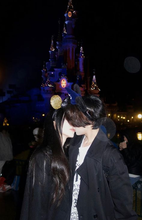 Disney Aesthetic Couple, Disneyland Date Aesthetic, Asian Couple Aesthetic, Disney Boyfriend, Cupids Chokehold, Disneyland Couples Pictures, Snap Couple, Disneyland Proposal, Disneyland Couple