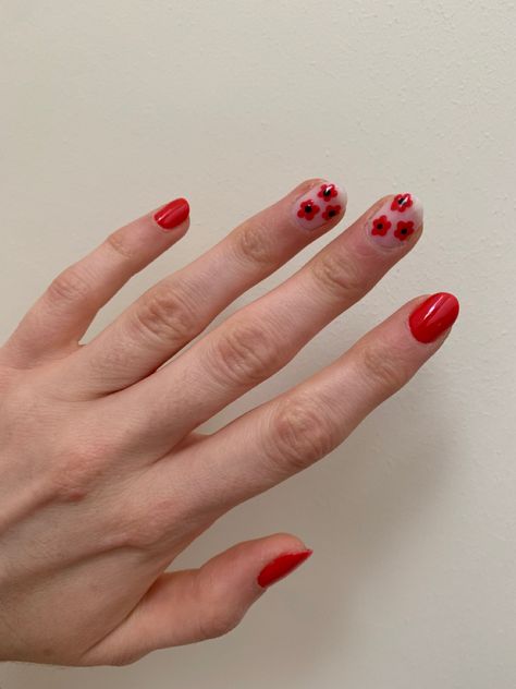 red nails with poppy flowers Poppy Nails, Pattern Nails, Daisy Nail Art, Red Nail Art, Nails Fun, Daisy Nails, Ideas Regalos, Poppy Pattern, Poppy Flowers