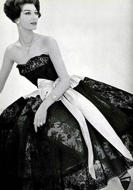 Strapless black lace and rose moire dress by Chanel, 1957 Vintage Foto's, Moda Chanel, Glamour Vintage, Robes Vintage, Mode Chanel, Rockabilly Style, Look Retro, Paris Mode, Fashion 1950s