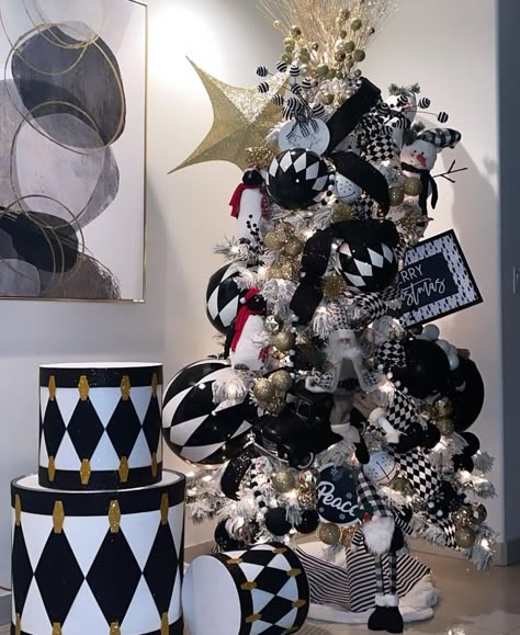 Christmas Black And White Decor, Black And White Themed Christmas Tree, Louis Vuitton Christmas Tree, Black And White Christmas Tree Ideas, Black White Christmas Decor, Black White Christmas Tree, Black Christmas Tree Decorations, Glam Christmas Tree, Black Christmas Decorations