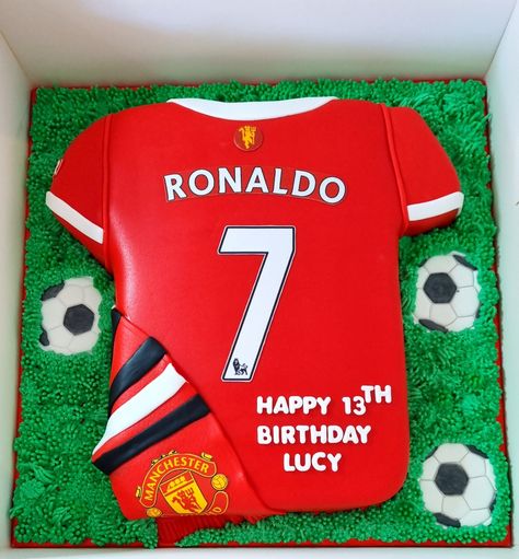 Soccer Ronaldo Cake, Portugal Soccer Cake, Football Cake Manchester United, Ronaldo Party Ideas, Birthday Cake For Boys 9th Birthday, Christiano Ronaldo Birthday Theme, Ronaldo Party Decorations, Ronaldo Cupcakes, Football Cake Ronaldo