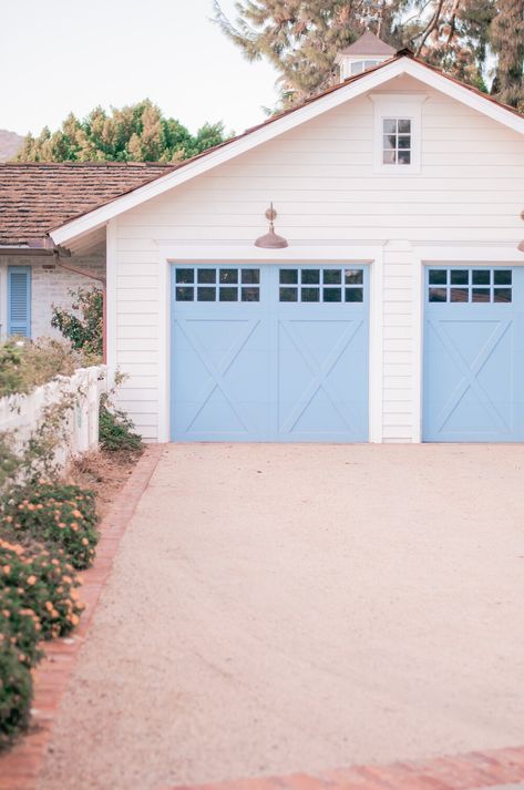 Baby Blue Front Door, Colorful Garage, Blue Garage Door, Craftsman Style Garage Doors, Arcadia Phoenix, Blue Garage, Garage Door Types, Ranch Homes, Craftsman Homes