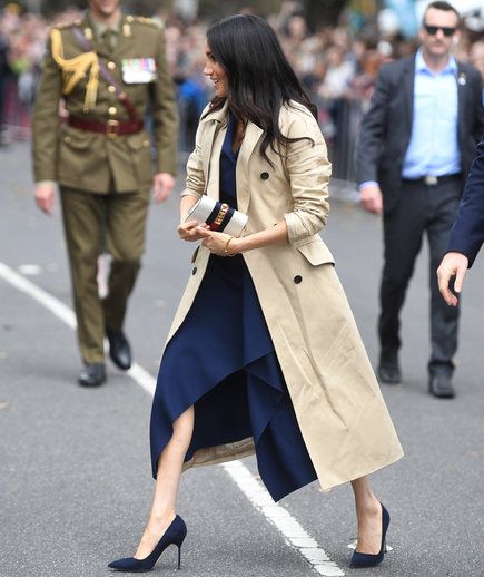 Martin Grant Cotton Gabardine Trench Coat-Meghan Markle - Dress Like A Duchess Meghan Markle Dress, Kay Kay, Gucci Clutch, Meghan Markle Style, Trench Coat Outfit, Beige Trench Coat, Coat Outfit, Capsule Outfits, Princesa Diana