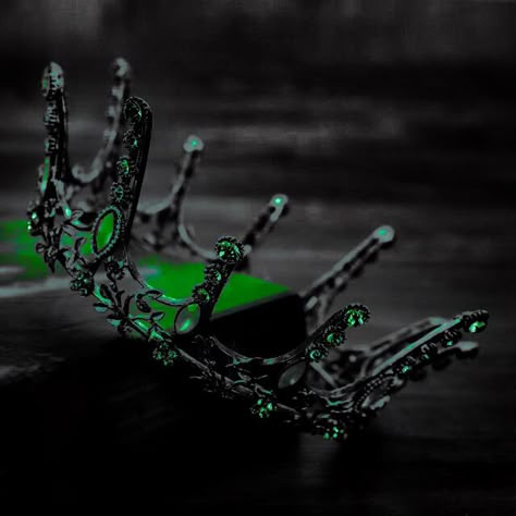 Emerald Crown Aesthetic, Green Evil Aesthetic, Queen Chrysalis Aesthetic, Green Queen Aesthetic, Bass Canyon Outfits, Green And Black Wedding Theme, Dark Green Crown, Male Crown, Crown Aesthetic