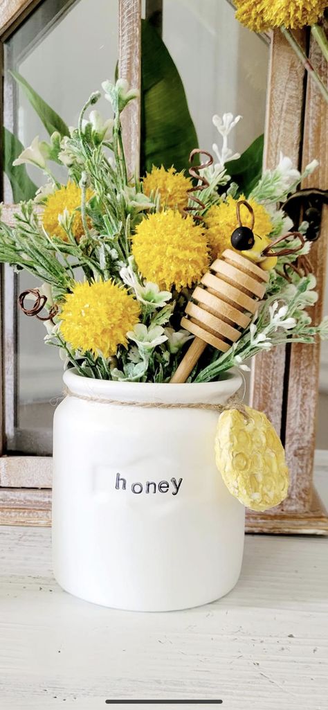 Bee Baby Shower Theme Decoration, Bee Baby Shower Centerpieces, Bridal Shower Honey, Bee Themed Birthday Party, Honey Bee Theme, Honey Bee Baby Shower, Bee Wedding, Honey Wedding, Baby Shower Theme Decorations