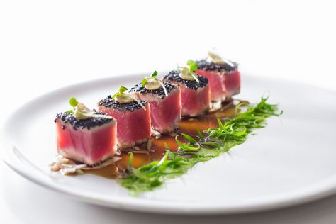 Tuna tataki Tuna Tataki Plating, Tuna Tataki Recipe, Tuna Fine Dining, Tuna Plating, Tataki Tuna, Gastronomic Food, Tuna Tataki, Food Presentation Plates, Canapes Recipes