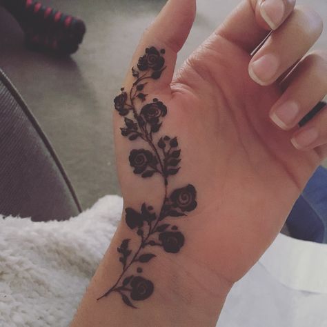 Rose vine henna // mehndi tattoo @hennabydeej Aesthetic Mehndi Tattoos, Rose Henna Design Simple, Vines Henna Designs, Henna Plant Designs, Aesthetic Henna Designs Front Hand, Henna Tattoo Designs Rose, Finger Mehndi Tattoo, Vine Henna Designs, Roses Henna Design