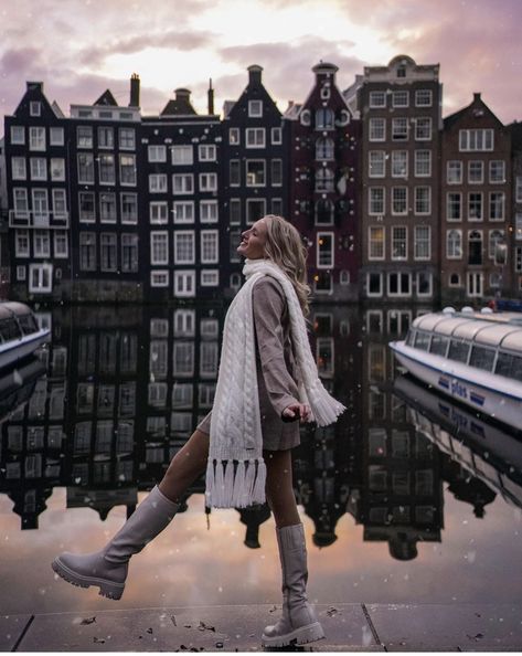 Amsterdam Poses Photo Ideas, Strasbourg Photo Ideas, Oslo Photo Ideas, Winter Amsterdam Outfits, Amsterdam Aesthetic Winter, Amsterdam Outfit Winter, Amsterdam Outfit Ideas, Amsterdam Aesthetic Outfit, Amsterdam Photo Ideas