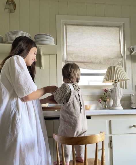 Soft Mom Aesthetic, Domestic Life Aesthetic, Feminine Homemaker, House Wife Aesthetic, Homemaker Aesthetic, Homemaking Aesthetic, Housewife Aesthetic, Trad Wife Aesthetic, Cottage Family