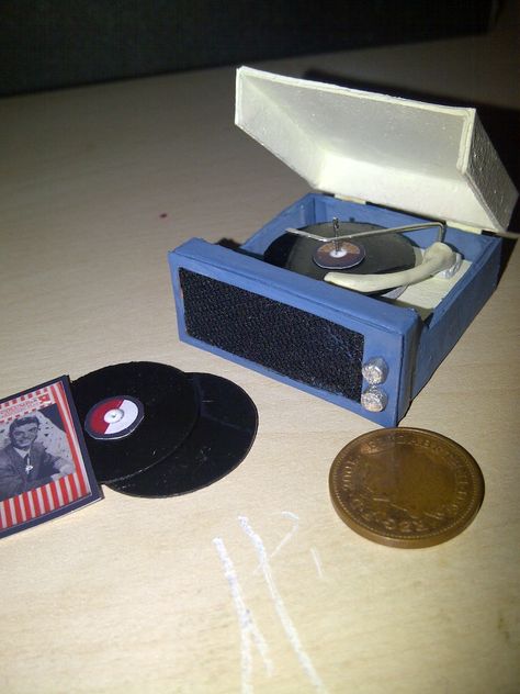 Teeny Tiny Things: Miniature Record player & Records Clay Box, Doll House Crafts, Mini Craft, Dollhouse Decor, Miniature Diy, Barbie Accessories, Doll Play, Record Player, Miniatures Tutorials