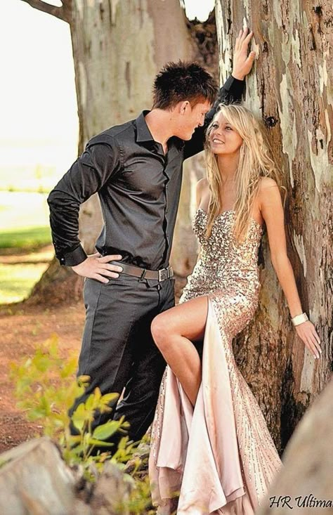 Homecoming Dance Poses For Pictures, Matricfarewell Photos, Matric Farewell Photoshoot Ideas Family, Matric Dance Couple Poses, Cute Matric Farewell Photoshoot Ideas, Unique Homecoming Pictures, Couple Photography Poses For Prom, Photo Ideas For Matric Farewell, Park Prom Pictures