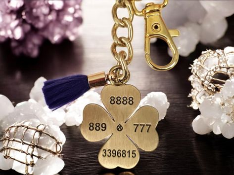 🍀✨ Lucky Clover Gold Keychain ✨🍀 Carry a bit of luck with you wherever you go! This gold-plated four-leaf clover keychain is not only a stylish accessory but also a meaningful symbol of good fortune and positivity. 🌟🍀 Whether attached to your keys, bag, or wallet, this keychain will bring a touch of elegance and luck to your everyday items! The gold finish adds a luxurious touch, while the four-leaf clover design represents luck, love, faith, and hope. Perfect for adding charm to your accessories or giving as a thoughtful gift. 💖 Why you'll love it: 🍀 Four-Leaf Clover Charm - A symbol of luck, love, and positivity. 💛 Gold-Plated Finish - Adds a touch of luxury and shine. 🔑 Perfect Keychain Size - Ideal for your keys, purse, or bag. 🎁 Great Gift Idea - A unique and thoughtful gift Clover Charm, Lucky Clover, Four Leaves, Everyday Items, Four Leaf Clover, Stylish Accessories, Gold Finish, Thoughtful Gifts, Personalized Gifts