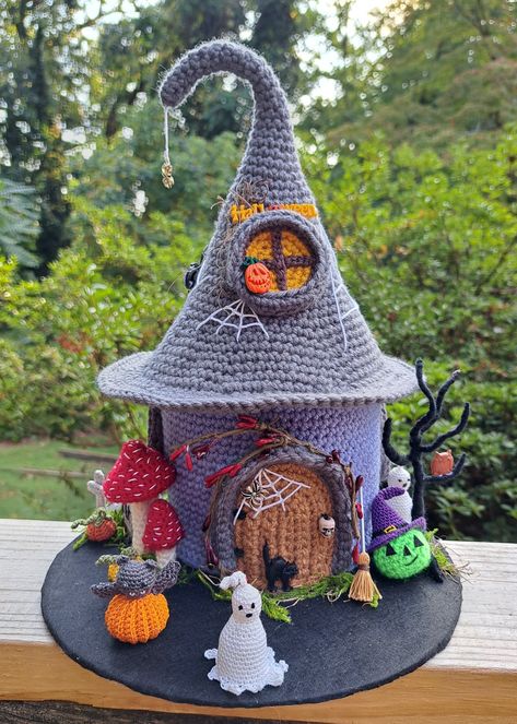 Crochet Fairy House, Crochet Haunted House Free Pattern, Crochet House, Crochet Haunted House, Halloween Decorations Inside, Crochet Halloween Decorations, Crochet Fall Decor, Crochet Fairy, Crochet Christmas Trees