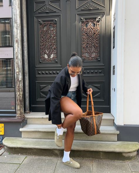 Love letter to my Frankie & Birkenstocks 💌 #fashioninspo #outfitselfie #geroutfit #hamburgblogger Fluffy Birkenstocks Outfit, Mink Birkenstock Outfit, Birkinsoks Outfit, Berkinstock Sandals Outfit, Outfit With Birkenstocks, Outfits With Birkenstocks, Birkenstocks Outfit, Sac Louis Vuitton, Birkenstock Outfit