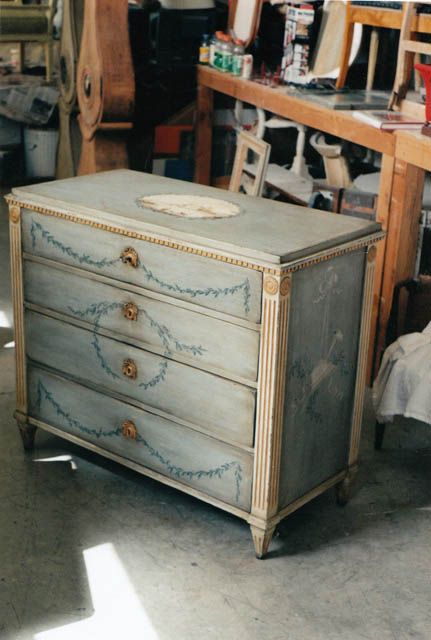 Neoclassical Decor, Swedish Gustavian Furniture, Painting Old Furniture, Swedish Gustavian Style, Gustavian Furniture, Swedish Furniture, Gustavian Style, Antique Chest, Painted Dresser