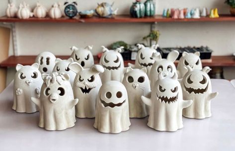 Ceramic Halloween House, Ceramic Ghost Pottery, Clay Ideas Halloween, Clay Halloween Decorations, Clay Ghost Diy, Halloween Pottery Ideas, Halloween Ceramics Ideas, Halloween Clay Crafts, Ceramic Ghosts