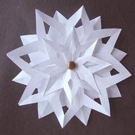 Making Paper Snowflakes, 3d Paper Snowflakes, Paper Snowflake Patterns, Paper Snowflakes Diy, Paper Snowflake, Snow Flakes Diy, Paper Craft Tutorials, Paper Tree, Paper Ornaments