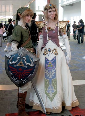 Link and Zelda cosplays Zelda Costume, Geeky Wedding, Link Cosplay, Zelda Cosplay, Video Game Cosplay, Anime Expo, Link Zelda, Twilight Princess, Amazing Cosplay