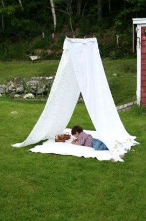 10 reading nooks for your children - For Reading Addicts Sheet Tent, Backyard Play, Play Spaces, Backyard For Kids, Backyard Fun, Gardening For Kids, Clothes Line, Outdoor Kids, Outdoor Play