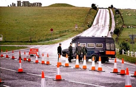 Battle of the Beanfield (Documentary) Police Tactics, Uk Festivals, Uk Police, 90s Teen, Riot Police, West Country, June 1st, Pursuit Of Happiness, Police Force