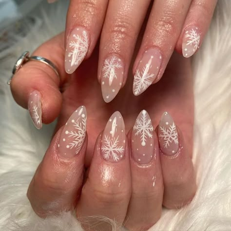 Christmas Snowflake Nail Designs, Snow Acrylic Nails, Clear Winter Nails, Snow Flakes Nails, Winter Nails Snow, Winter Snow Nails, Snow Nails Winter, Winter Holiday Nails, Snow Nail Art