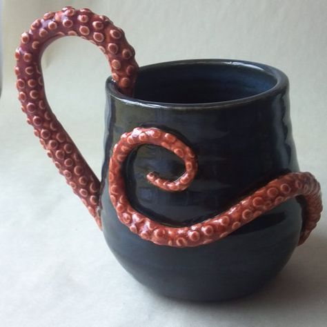 octopus mug yesss Homemade Pastry, Hand Built Pottery, Cool Mugs, Pottery Wheel, Cute Mugs, Cups And Mugs, Tea Mugs, Mug Cup, The Table