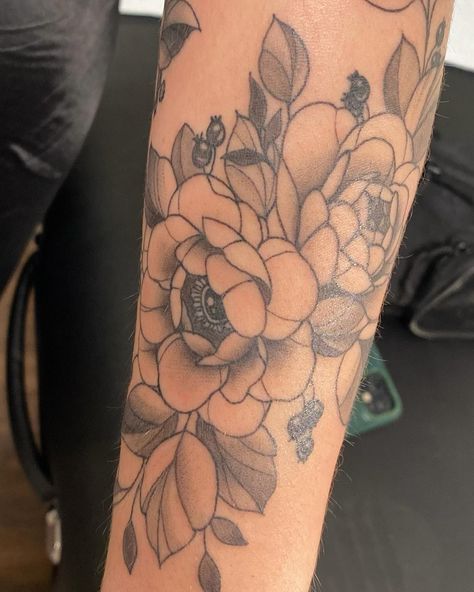 Blooms and berries! A perfect harmony of form and detail @sydneyctattoo! This proves that simplicity can be breathtaking. 🌸🫐⁠ Illustrative Tattoos, Mama Tried, Floral Tattoos, Fine Line Tattoo, Line Tattoo, Fine Line Tattoos, Perfect Harmony, Best Tattoo, Line Tattoos