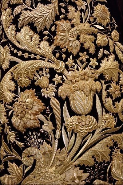 Caftan Gallery, Fall Business Casual Outfits, Goldwork Embroidery, Gold Work Embroidery, Zardozi Embroidery, Tambour Embroidery, Stylish Fall Outfits, Embroidery Beading, Couture Embroidery