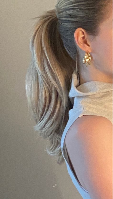 Woman in side profile mirror selfie inspiration, elegant blowout ponytail blonde hair in beige turtleneck. Elegant neck cutout Old Money Ponytail, Old Money Hair Styles, Old Money Earrings, Aesthetic Ponytail, Old Money Jewelry, Girls Wearing Shorts, Old Money Hairstyles, Gold Dress Short, Beige Turtleneck