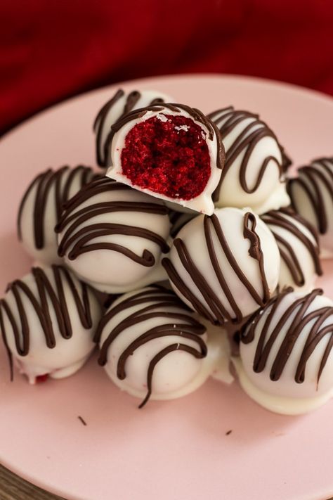 Red Velvet Cake Balls made with cream cheese frosting, either homemade or from a can, You choose. They are dipped in white chocolate and make a pretty truffle for Valentine's Day or Christmas #redvelvet #truffles #cakeballs Chocolates Homemade, Valentines Chocolates, Red Velvet Cake Balls, Cake Pop Boxes, Red Velvet Cake Pops, Cake Ball Recipes, Cake Ball, Christmas Cake Pops, Dessert For Two