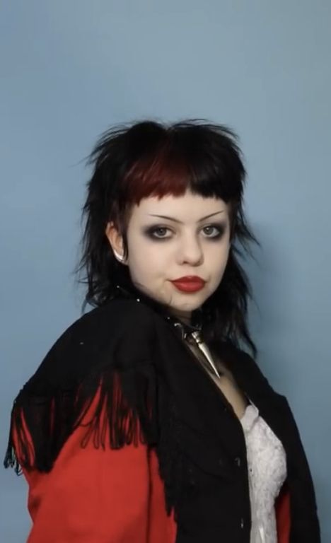 mel mercer<3333 goth mullet alt alternative Black Mullet Hairstyle Women, Alt Haircuts Straight Hair, Goth Shag Hair, Gothic Mullet, Short Gothic Hair, Curly Goth Hair, Shaved Mullet, Gothic Haircuts, Alternative Mullet