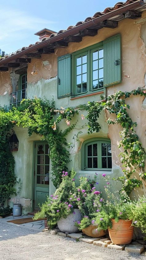 Small Italian House Exterior, Italian Houses Exterior, Small Italian House, Italian Facade, Italian House Exterior, Mediterranean Exterior Design, Italian Farm, Small House Inspiration, French Holiday