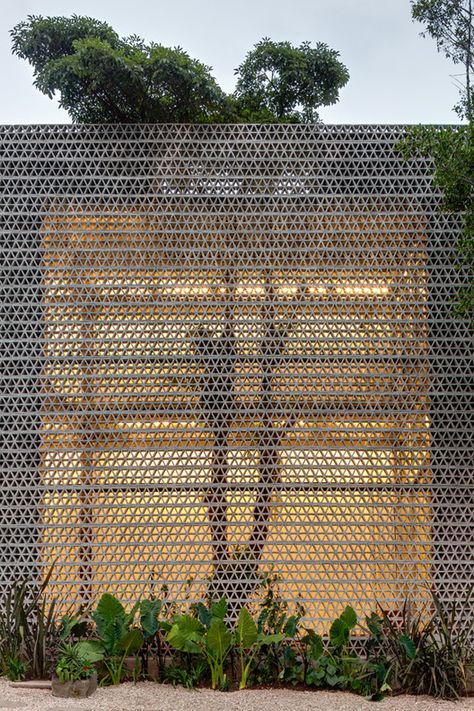 Cobogós: A Brief History and Its Uses | ArchDaily Breeze Block Wall, Breeze Blocks, Brick Architecture, Metal Screen, Design Exterior, Facade Architecture, Facade Design, Metal Mesh, Concrete Wall