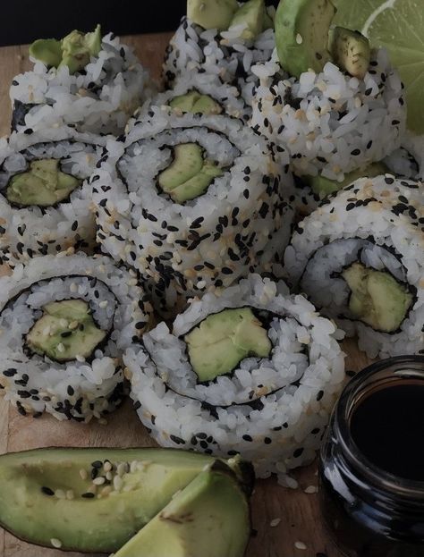 Avocado Roll Foods For Abs, Avocado Roll, Greens Recipe, Vegetarian Recipes Healthy, Cafe Food, Best Food, Food Cravings, Aesthetic Food, Fresh Food