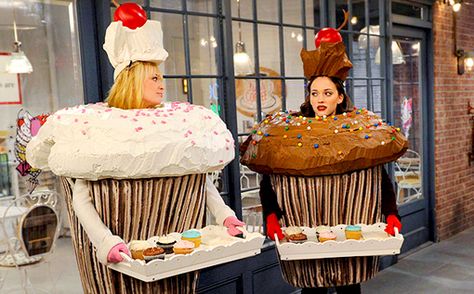 2 Broke Girl, Cupcake Costume, Girls Tv Series, Beth Behrs, Food Costumes, Homemade Cupcakes, 2 Broke Girls, Kat Dennings, Girl Cupcakes