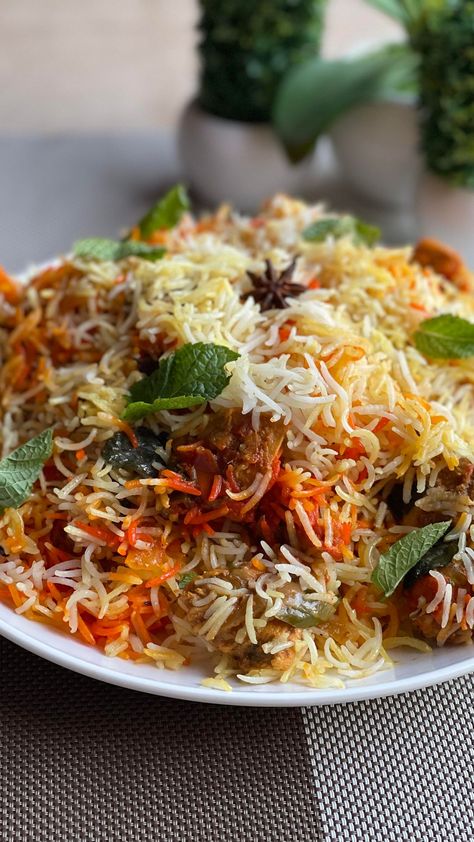 Healthy Chicken Skillet, Sindhi Biryani, Royal Feast, Biryani Masala, Dry Spices, Orange Food, Veg Biryani, Sliced Tomatoes, Chicken Biryani Recipe