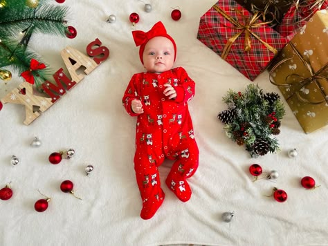 December Monthly Baby Photos, Christmas Nativity Scene Display, Nativity Scene Display, Baby Christmas Photos, Photo Concept, Monthly Baby Photos, Ideas Navidad, Baby First Christmas, Monthly Baby